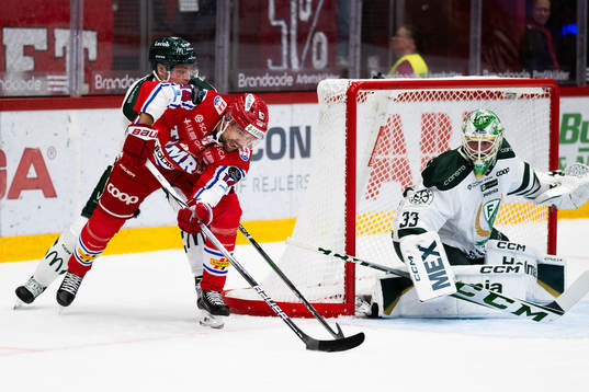 Timrås Emil Pettersson och Färjestads målvakt Maxime