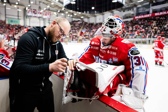 Timrås materialförvaltare Hampus Eriksson och målvakten