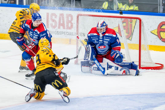 Skellefteås Martins Dzierkals och Oskarshamns målvakt