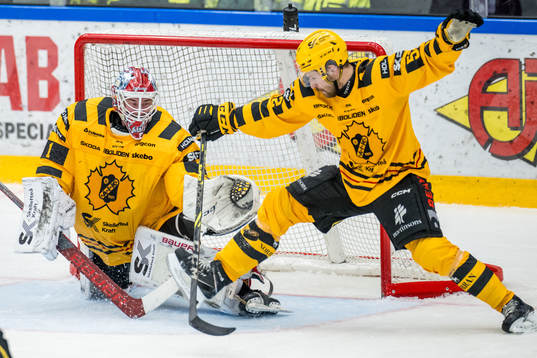 Skellefteås målvakt David Rautio och Arvid Lundberg