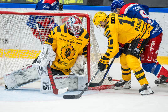 Skellefteås målvakt David Rautio och Pär Lindholm och