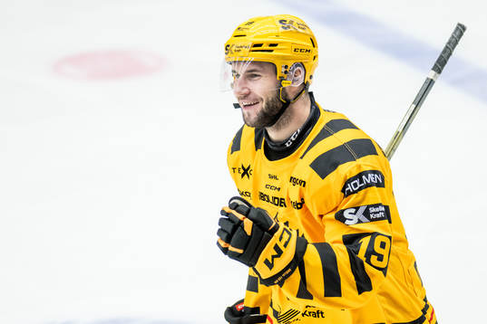 Skellefteås Martins Dzierkals jublar