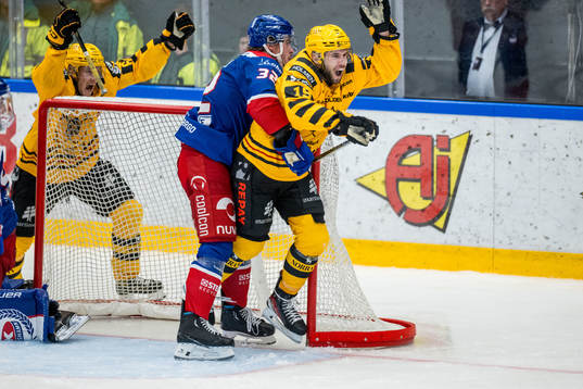Oskarshamns Olli Palola deppar och Skellefteås Martins