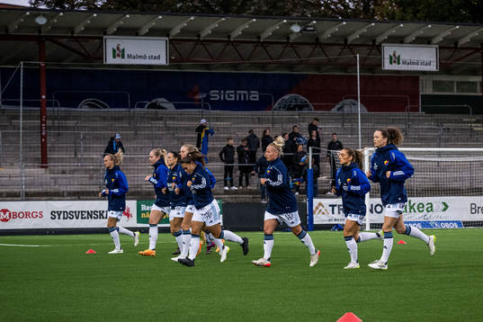 Djurgårdens spelare värmer upp