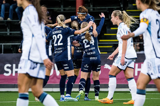 FC Rosengårds Mai Kadowaki jublar med lagkamrater