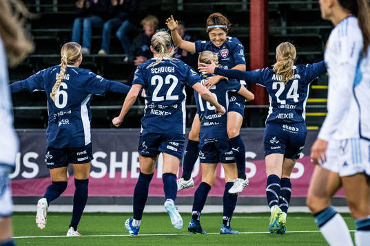 FC Rosengårds Mai Kadowaki jublar med lagkamrater