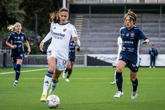 Djurgårdens Beata Kollmats och FC Rosengårds Mai Kadowaki