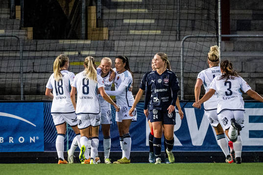 Djurgårdens Stinalisa Johansson jublar med lagkamrater