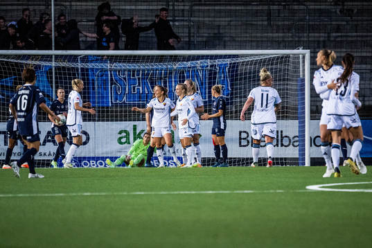 Djurgårdens Tilde Lindwall och Stinalisa Johansson jublar