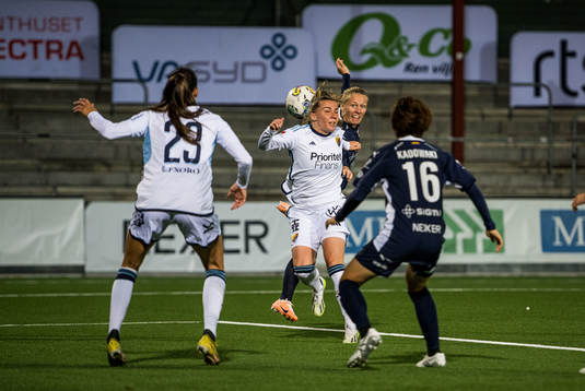 FC Rosengårds Emilia Larsson och Djurgårdens Ebba Hed