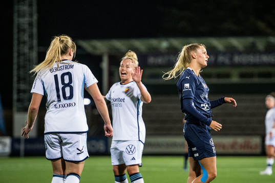 Djurgårdens Alice Bergström och Therese Åsland jublar