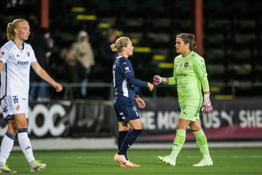 FC Rosengårds Emilia Larsson och målvakt Eartha Cumings
