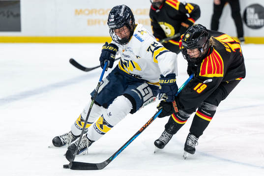 HV71s Elin Svensson och Brynäs Julia Östlund