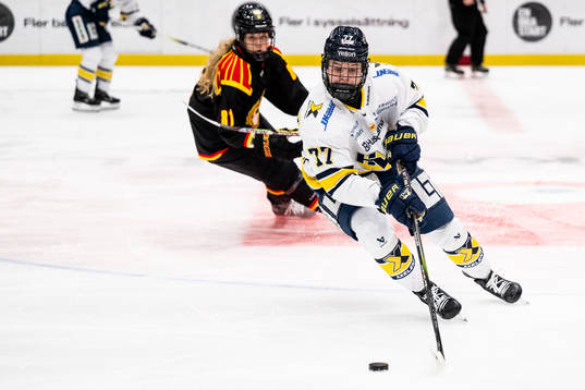 Brynäs Noemi Neubauerova och HV71s Mira Jungåker