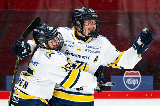 HV71s Elin Svensson jublar med Thea Liodden