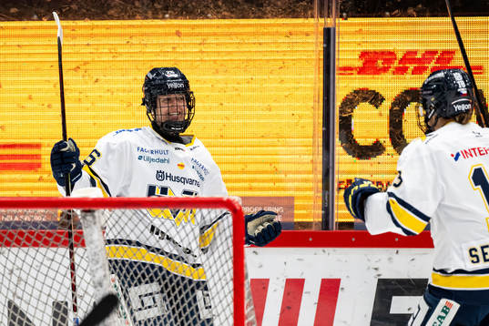 HV71s Amanda Andersson jublar med Klara Seroiszkova
