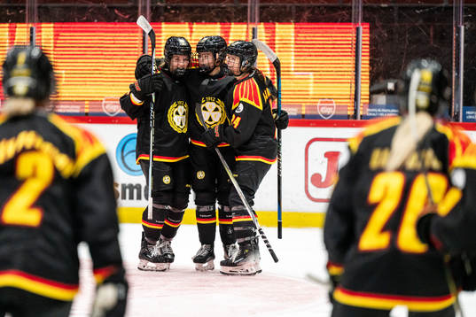 Brynäs Hanna Thuvik jublar med Jenniina Nylund och Sara
