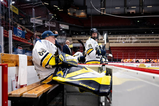HV71s målvakt Lina Van Noort och Suvi Käyhkö