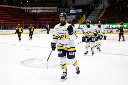 HV71s Anni Montonen jublar