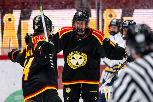 Brynäs Sara Cajanova jublar med Jenniina Nylund