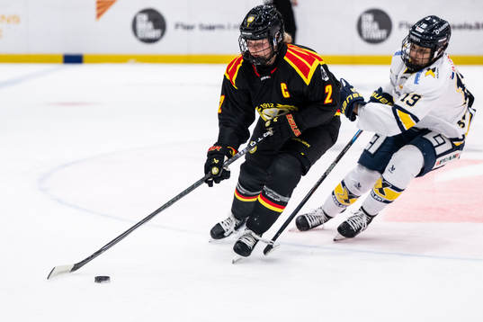 Brynäs Maja Nylen-Persson och HV71s Klara Seroiszkova