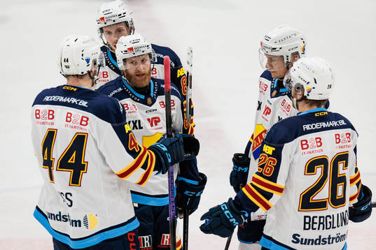 Djurgårdens Linus Klasen i samtal med lagkamrater