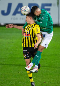 IFK Hässleholms Isak Orajärvi får en tryckare i matchen