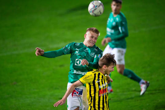 IFK Hässleholms Edvin Nilsson får en armbåge av