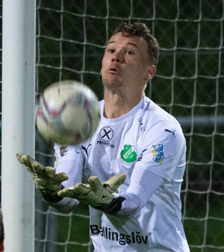s målvakt Adam Larsson i matchen i div. 2 mellan IFK