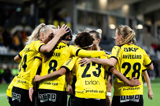 Häckens Rusul Rosa Kafaji jublar med lagkamrater