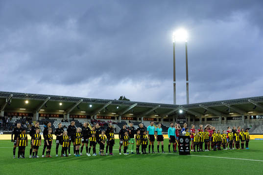 Spelarna på line up innan fotbollsmatchen i Damallsvenskan