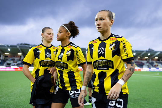 Häckens Marika Bergman Lundin innan fotbollsmatchen i