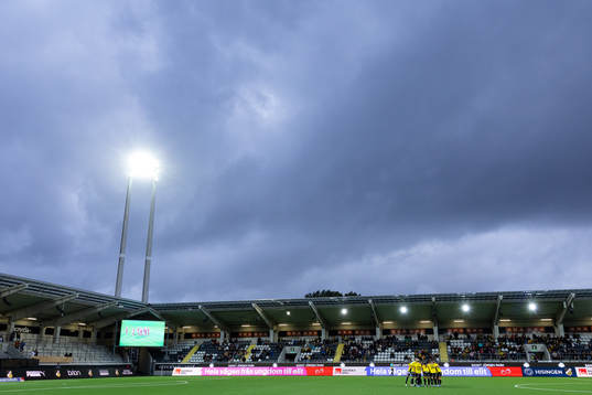 Häckens spelare samlade innan fotbollsmatchen i