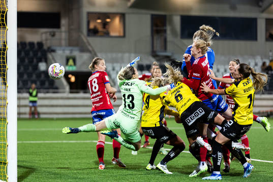 Vittsjös målvakt Elaine Margret Burdett gör 1-1