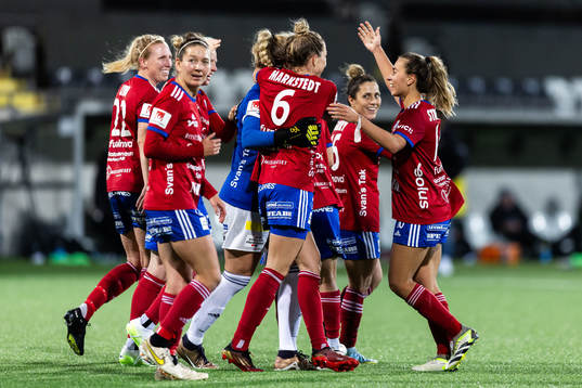 Vittsjös målvakt Elaine Margret Burdett jublar med