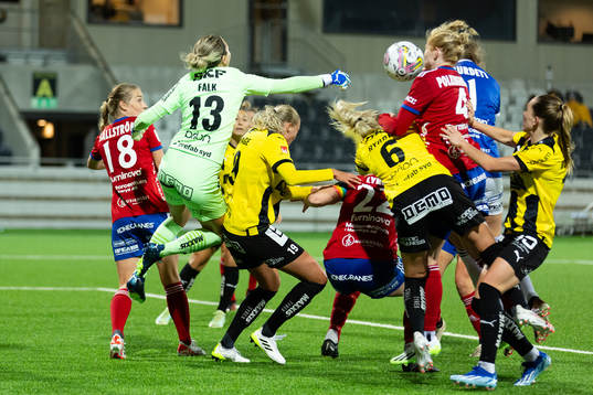 Vittsjös målvakt Elaine Margret Burdett gör 1-1 på