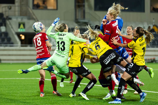 Vittsjös målvakt Elaine Margret Burdett gör 1-1 på