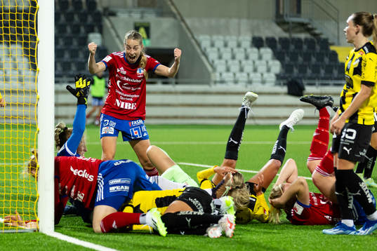 Vittsjös  målvakt Elaine Margret Burdett jublar