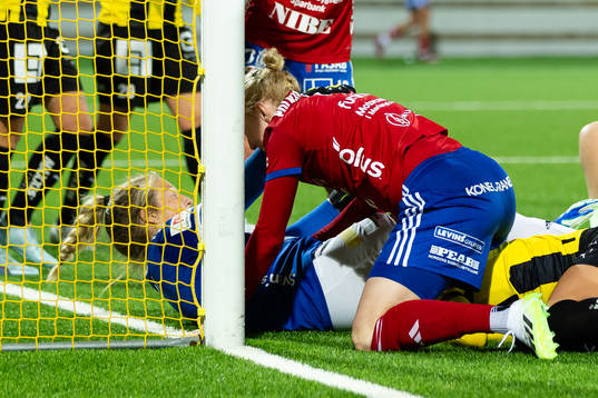 Vittsjös  målvakt Elaine Margret Burdett jublar ihop med