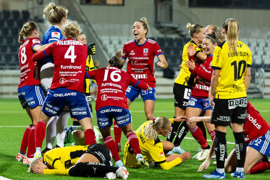 Vittsjös  målvakt Elaine Margret Burdett jublar med