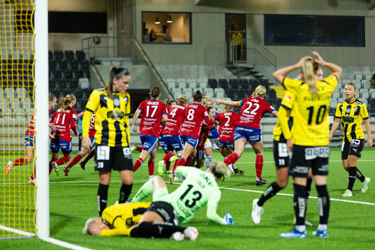 Vittsjös  målvakt Elaine Margret Burdett jublar med