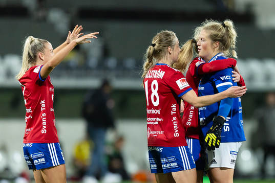 Vittsjös  målvakt Elaine Margret Burdett jublar med