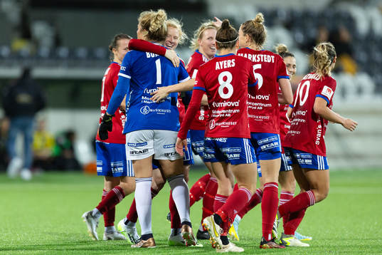 Vittsjös  målvakt Elaine Margret Burdett jublar med