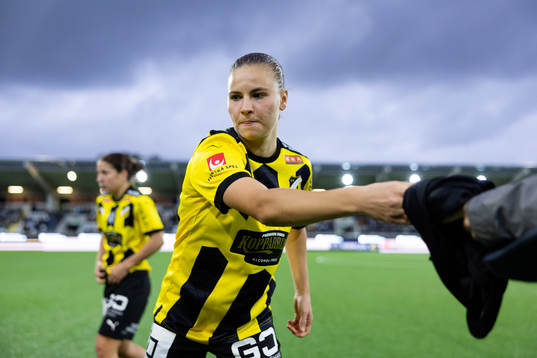 Häckens Katariina Kosola innan fotbollsmatchen i