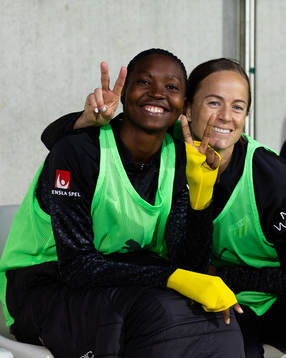 Häckens Aisha Masaka och Aivi Luik innan  fotbollsmatchen