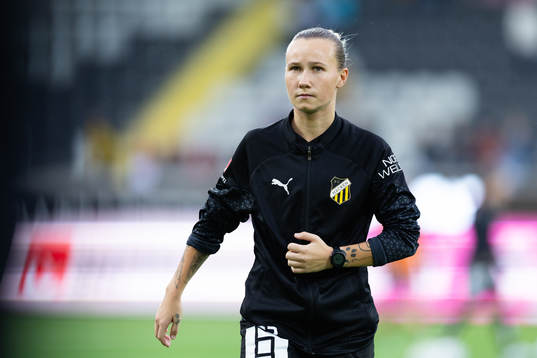 Häckens Marika Bergman Lundin innan fotbollsmatchen i