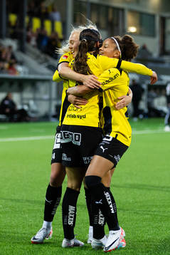 Häckens Rusul Rosa Kafaji jublar ihop med Molly Johansson