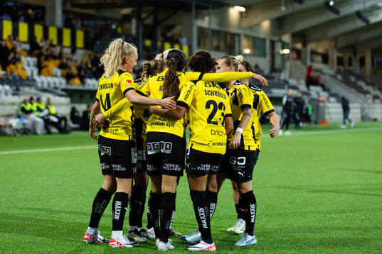 Häckens Rusul Rosa Kafaji jublar med lagkamrater
