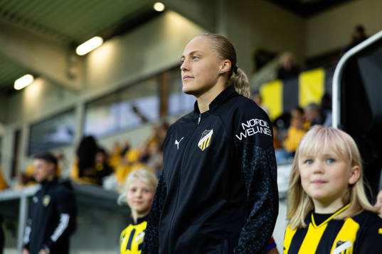 Häckens Elma Junttila Nelhage innan fotbollsmatchen i
