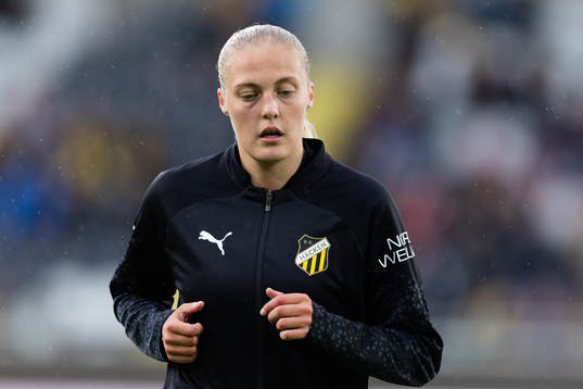 Häckens Elma Junttila Nelhage innan fotbollsmatchen i